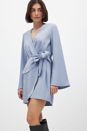 Dusty Blue Minikleid mit überlappendem Wickelausschnitt