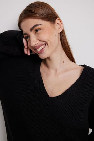 Black Gestrickter übergroßer V-Ausschnitt-Pullover