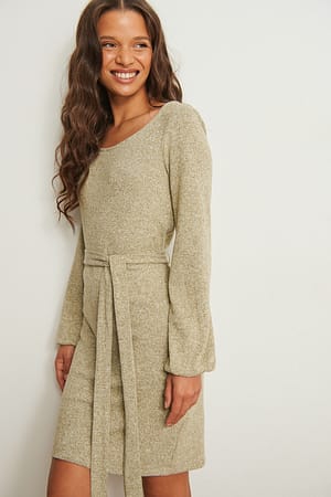 Dark Olive Recycled miniklänning med nedhasad axel och bälte