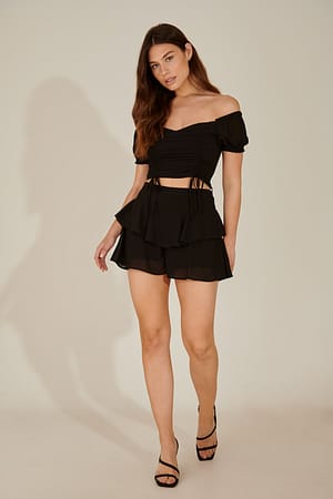 Black Recycelte Shorts mit Rüschendetail