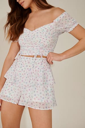 Watercolor Flowers Resirkulert shorts med rysjedetaljer