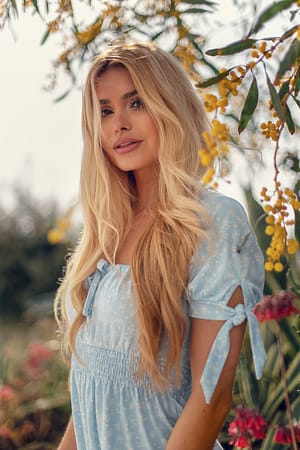 Dusty Blue Floral Print Minikjole med rynkedetalje i genanvendt materiale