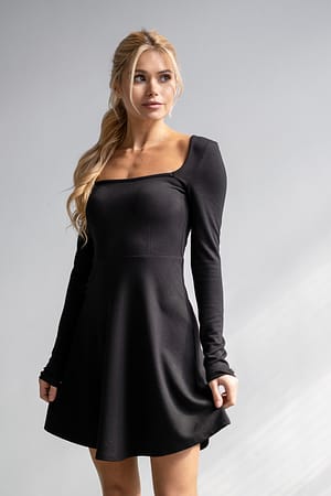 Black Kleid mit eckigem Ausschnitt