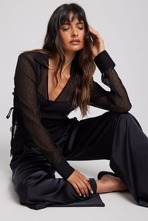 Black Plissert bluse med omslag