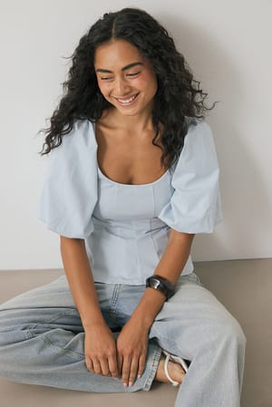Light Blue Plisserad topp med puffärmar