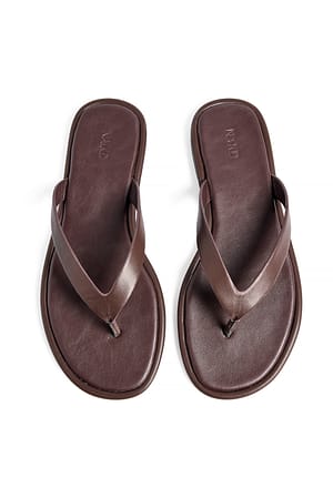 Brown Flache Flip-Flop-Sandalen