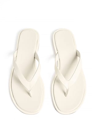 Offwhite Flache Flip-Flop-Sandalen