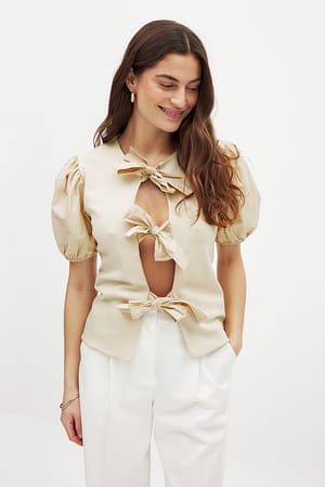 Beige Oberteil mit Puffärmeln und Schnürung