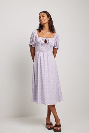 Lilac Flower Klänning med knytärm