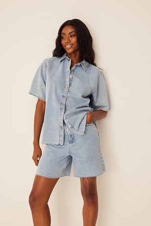 Mid Blue Wash Jeans-Shorts grober Saum