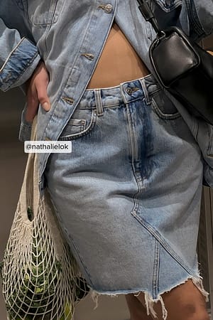 Mini-Jeansrock mit grobem Saum