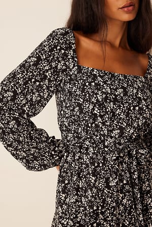 Black Flower Print Minikjole af genanvendt materiale med flæsedetalje