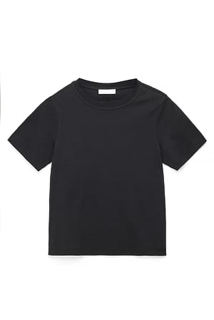 Black T-Shirt mit regulärer Passform