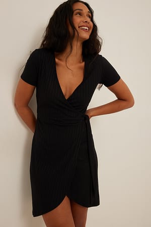 Black Vestido envolvente acanalado de manga corta