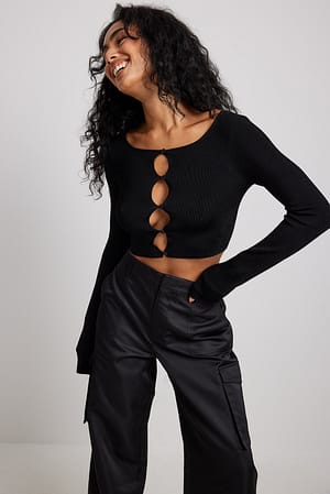 Black Ribgebreide top met cut-outdetail