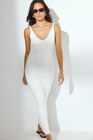 Offwhite Geripptes Strickkleid mit tiefem Rückenausschnitt