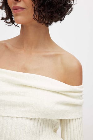 Offwhite Ribbestrikket genser uten skulder