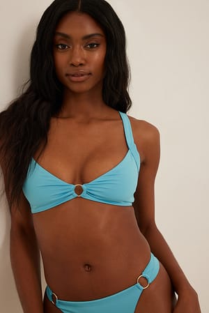 Turquoise Bikinitopp med ringdetalj