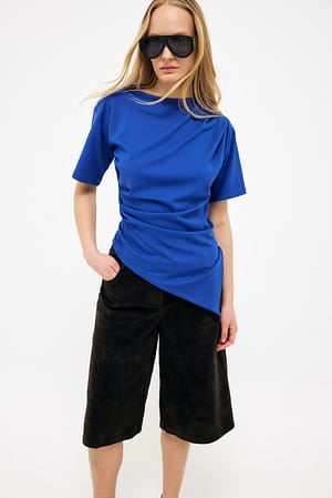 Blue T-shirt med rysch i midjan