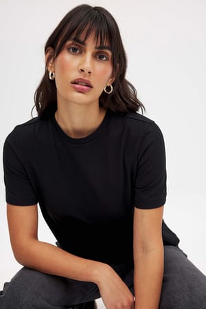 Black Rundhals T-Shirt aus Baumwolle
