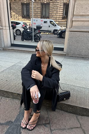 Black Absatzschuhe mit Riemchen und runder Spitze