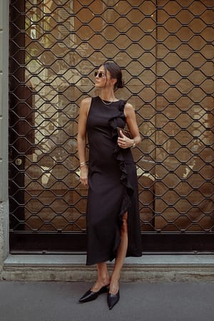 Black Midikleid mit Rüschendetail und Fransen