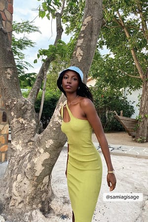 Olive Bodycon-Strickkleid mit asymmetrischem Ausschnitt