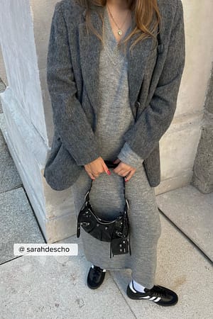 Grey Gestricktes Maxikleid mit tiefem V-Ausschnitt