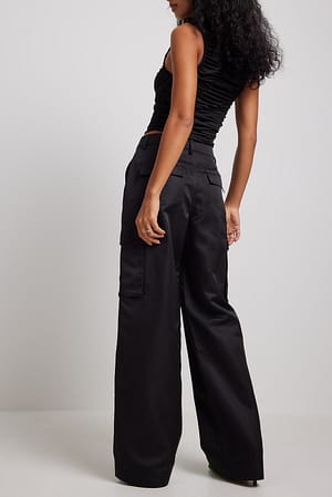 Black Pantalón cargo con detalle de raso