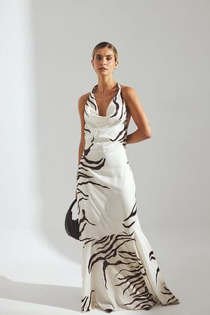 Animal Print Robe longue en satin à dos nu
