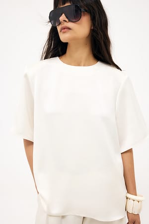 Cream Camiseta de satén con hombreras