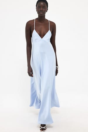 Light Blue Vid kjole i satin med binding i ryggen