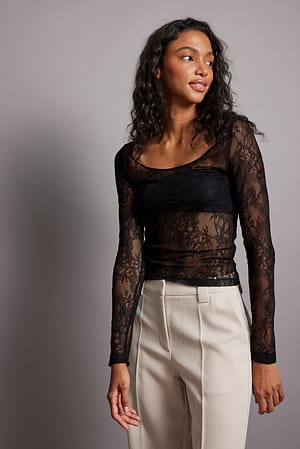 Black Top de encaje con cuello redondo