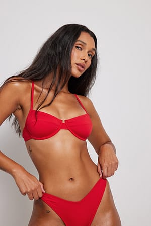 Bikini-BH med kupa och sömdetalj