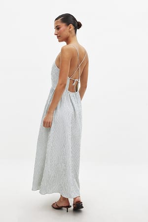 Blue Seersucker-Midikleid mit offenem Rücken