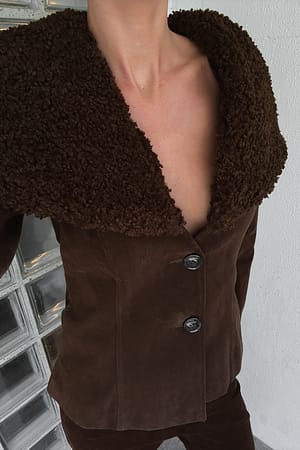 Brown Jacke aus Kunst-Wildleder mit Shearling-Kragen