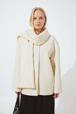 Offwhite Kort kappa med scarfdetalj