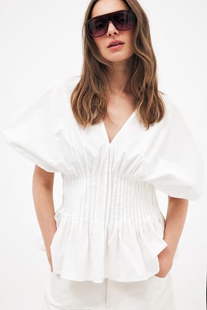 White Kortärmad blus med strykveck