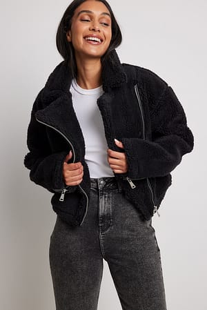 Black Chaqueta corta teddy con cremallera reciclada