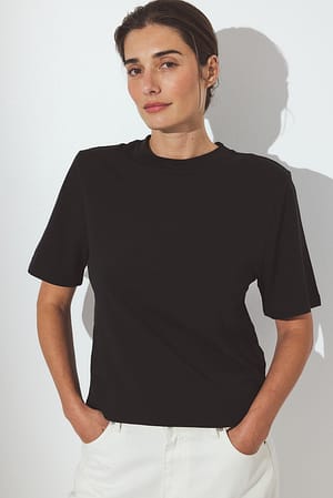 Black T-Shirt mit Schulterpolstern