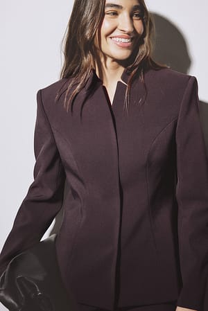 Plum Tætsiddende blazer med skulpturel pasform