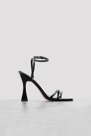Black High Heels mit schmalem Riemen