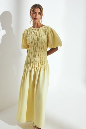 Light Yellow Midiklänning med puffärmar och smockdetalj