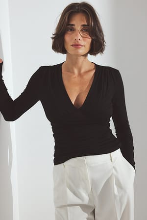 Black Blød Soft Line top med flæser og V-udskæring