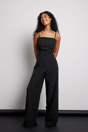 Black Jumpsuit mit Trägerdetail