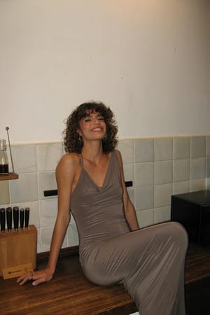 Taupe Vestido maxi con detalle de tiras