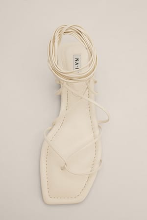 Cream Flache Schuhe mit wadenhoher Schnürung