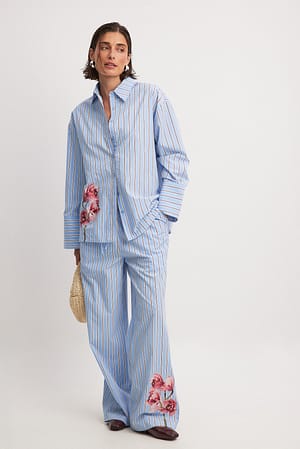 Blue Stripe Randiga byxor med tryck