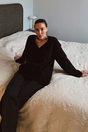 Black Oversized stickad tröja i ull med V-ringning