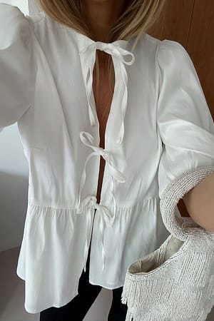 White Blusa de hombros abullonados con cierre delantero
